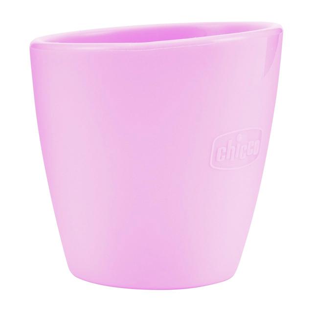 Tazza azzurra in silicone Chicco con bordo inclinato, ideale per neonati e pappa, realizzata in silicone morbido e sicuro. | Chicco