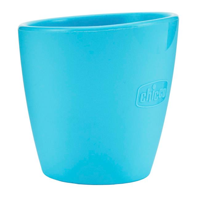 Tazza azzurra in silicone Chicco con bordo inclinato, ideale per neonati e pappa, realizzata in silicone morbido e sicuro. | Chicco