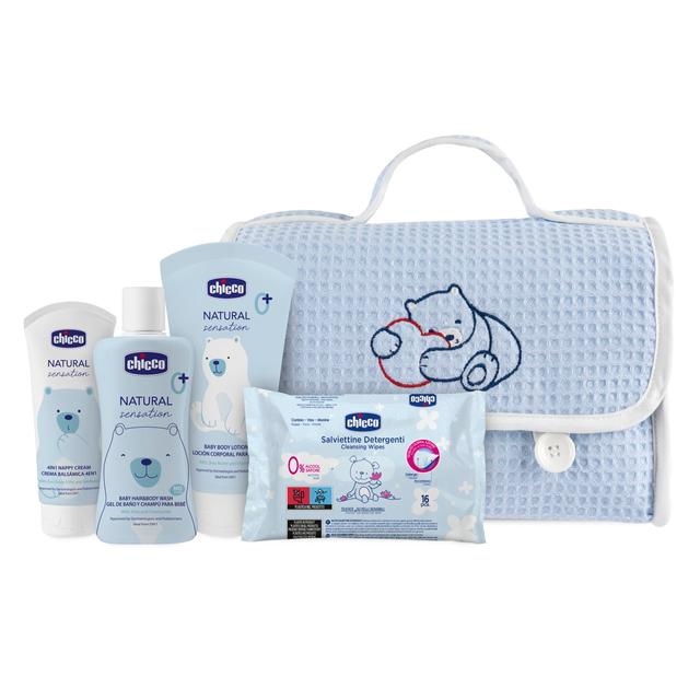 Beauty case Chicco Natural Sensation azzurro e rosa, con interno impermeabile, include tre prodotti e salviette pocket, ideale per neonati. | Chicco