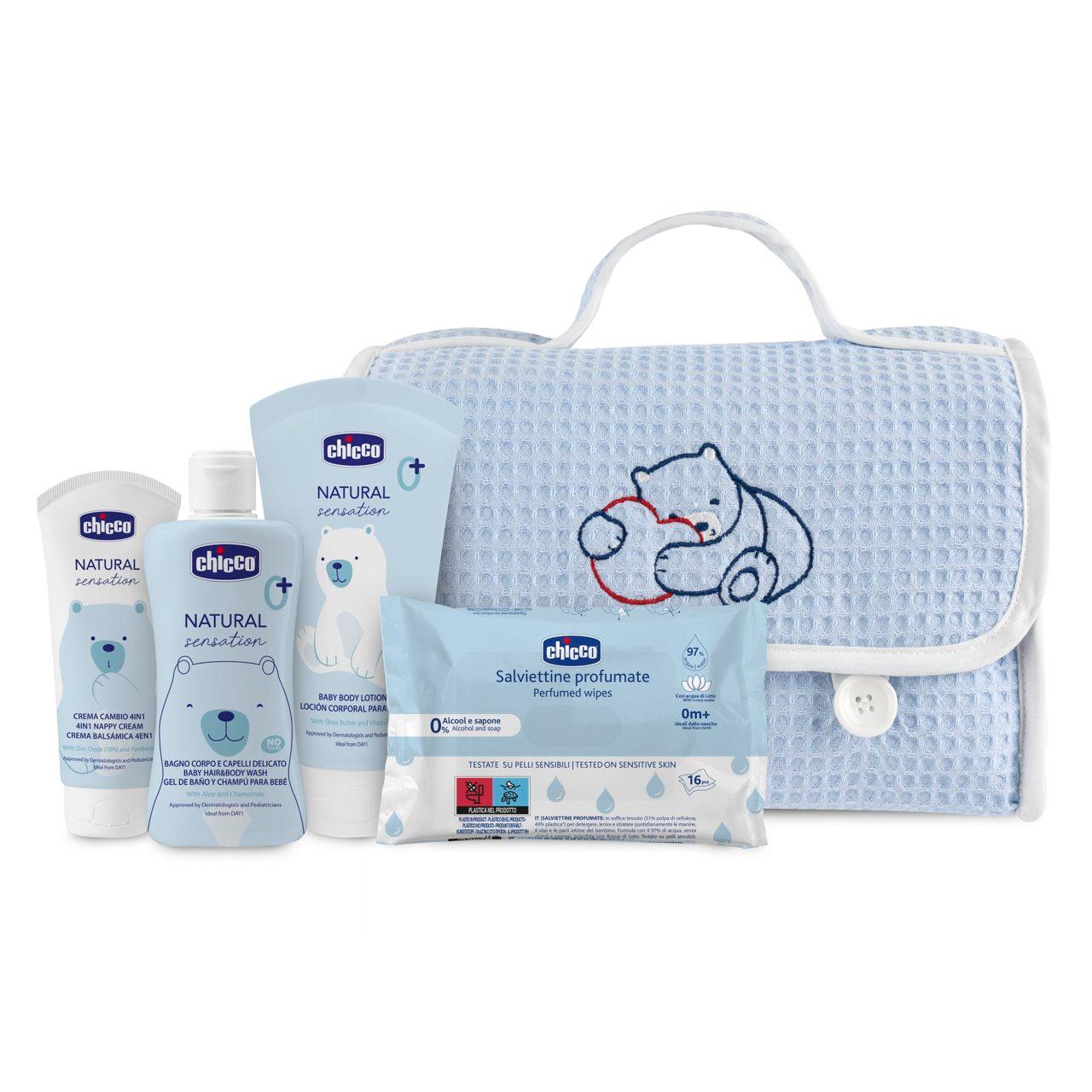 Beauty case Chicco Natural Sensation azzurro e rosa, con interno impermeabile, include tre prodotti e salviette pocket, ideale per neonati. | Chicco