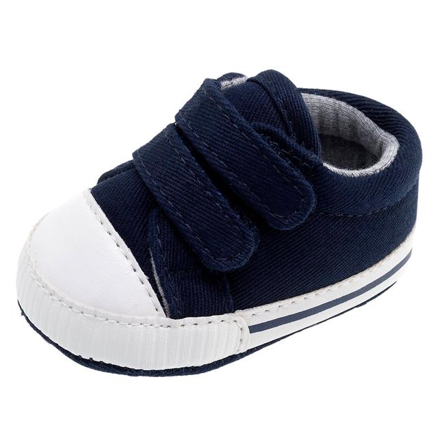 Sneakers unisex bianche Chicco Ovis per bambino, con chiusura a doppio strappo e design arrotondato per un comfort primaverile. | Chicco