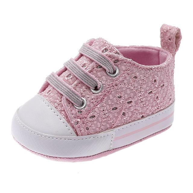 Sneakers Orinda rosa in tessuto sangallo per bambina, con dettagli argentati e lacci elastici, perfette per la primavera. | Chicco
