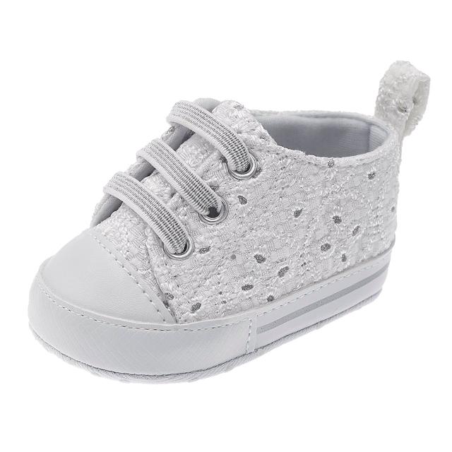 Sneakers Orinda rosa in tessuto sangallo per bambina, con dettagli argentati e lacci elastici, perfette per la primavera. | Chicco