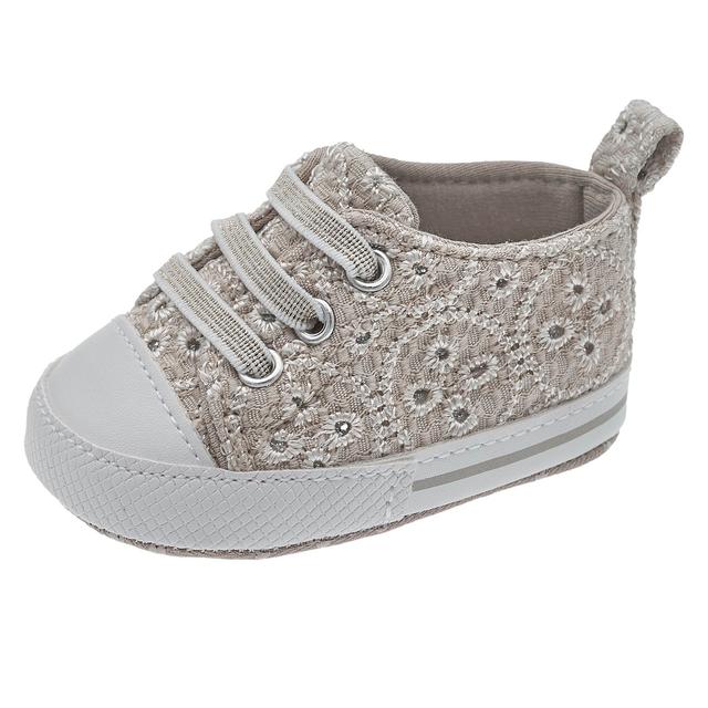 Sneakers Orinda rosa in tessuto sangallo per bambina, con dettagli argentati e lacci elastici, perfette per la primavera. | Chicco