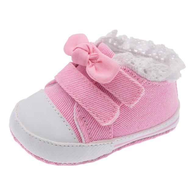 Sneakers rosa Chicco per bambina con bordo in pizzo e chiusura a doppio strappo, ideali per la primavera/estate. | Chicco
