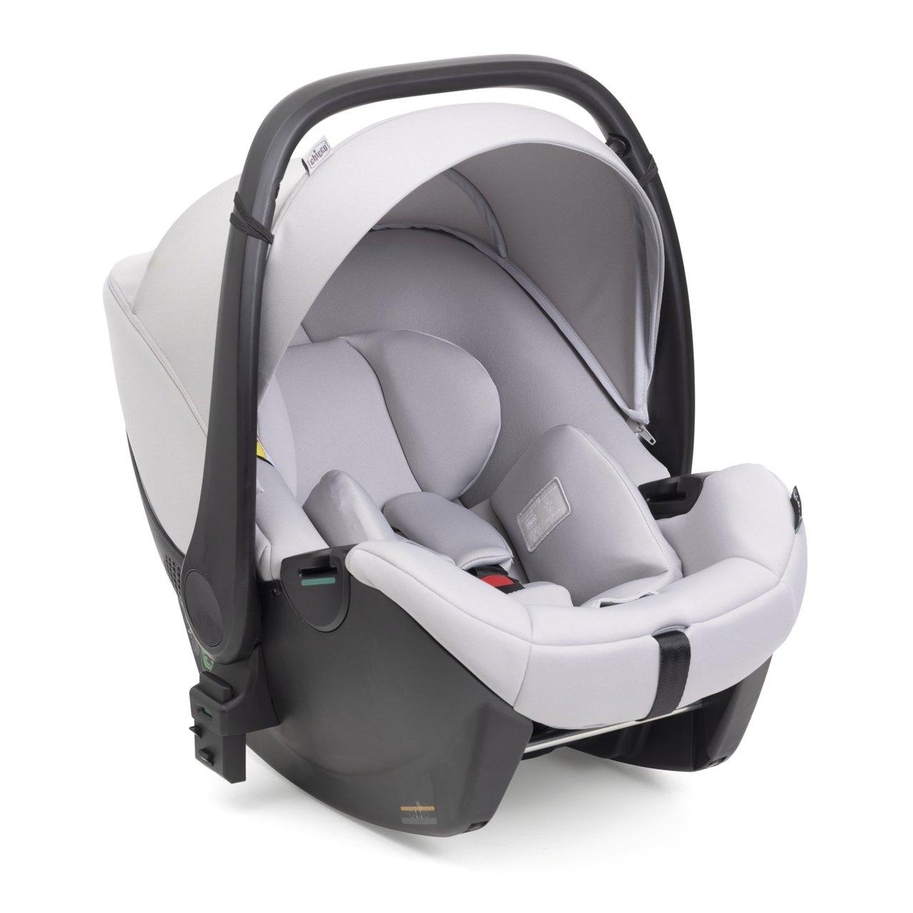 Seggiolino auto neonato Kory Essential I-size nero, per bambini da 40 a 80 cm, con riduttore ergonomico e cappottina UV50+. | Chicco