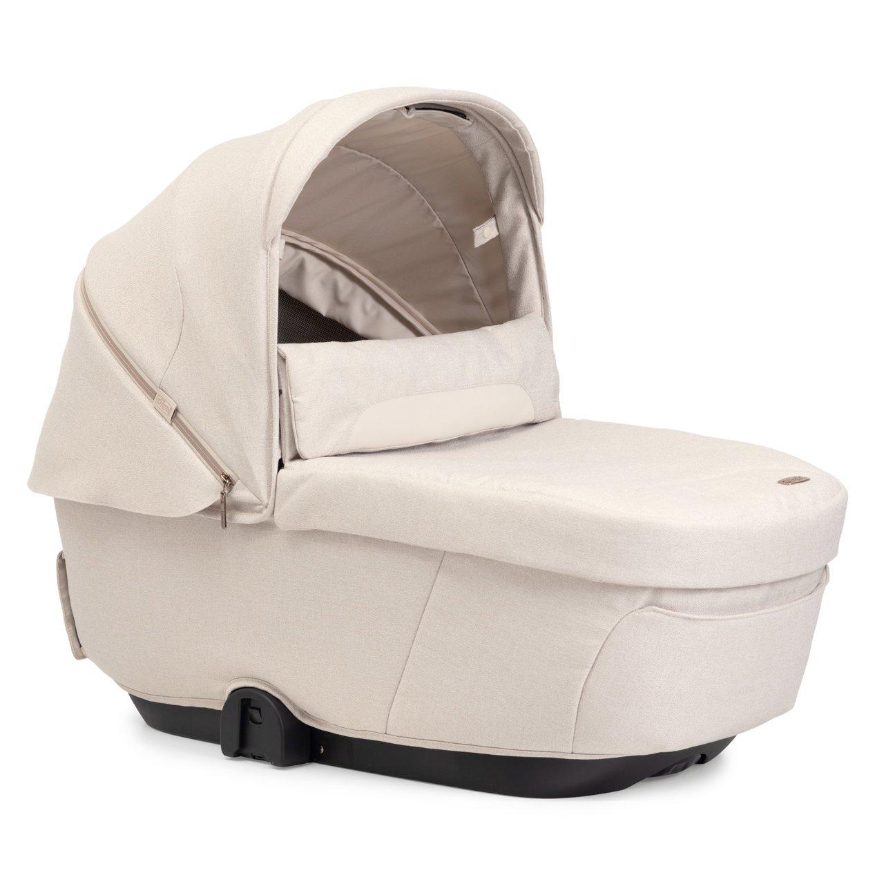 Culla Gran Comfort verde di Chicco in fibre naturali di bambù, con capote estensibile UV50+ e inserti in rete per la ventilazione. | Chicco