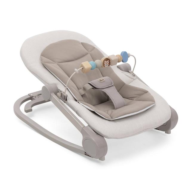 Sdraietta Chicco Magia beige, ideale dalla nascita come dondolo con riduttore neonato, trasformabile in prima sedia, con barra gioco in legno naturale. | Chicco