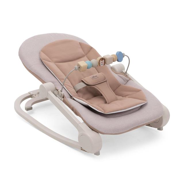 Sdraietta Chicco Magia beige, ideale dalla nascita come dondolo con riduttore neonato, trasformabile in prima sedia, con barra gioco in legno naturale. | Chicco