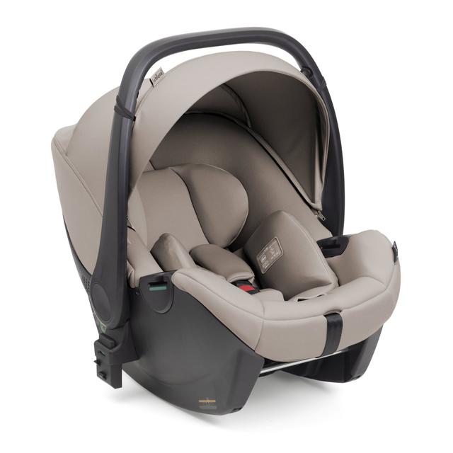 Seggiolino auto neonato Kory Essential I-size nero, per bambini da 40 a 80 cm, con riduttore ergonomico e cappottina UV50+. | Chicco