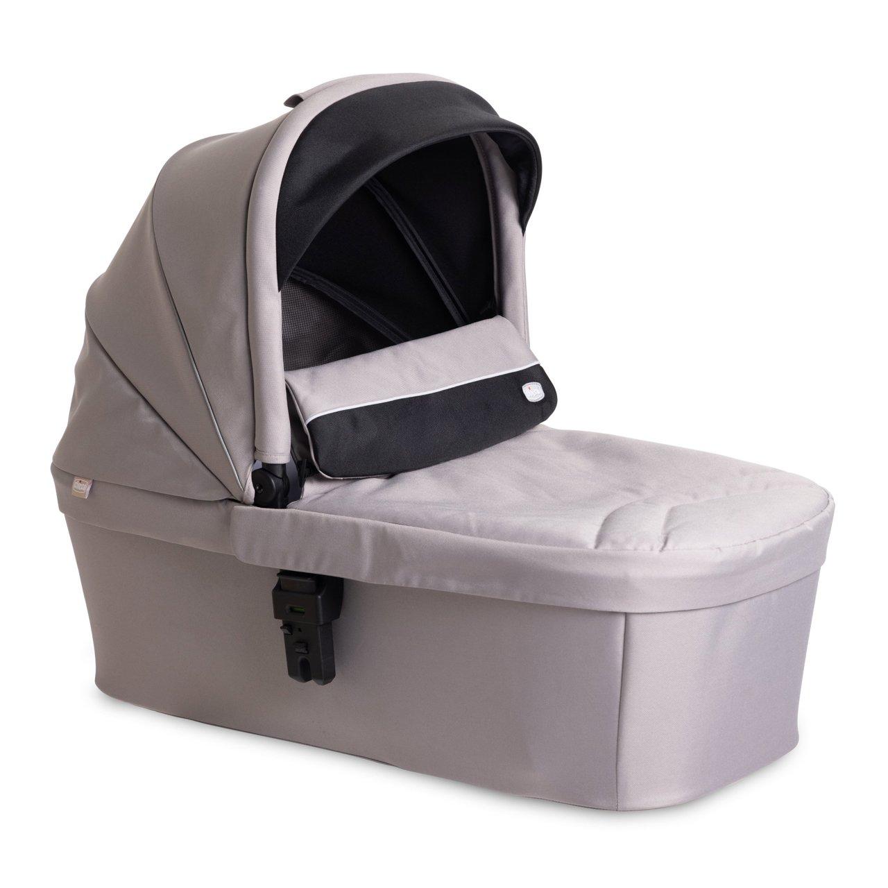 Navicella Chicco Activ3 nera unisex, leggera e pieghevole, con cappottina UV50+ e maniglia integrata. | Chicco