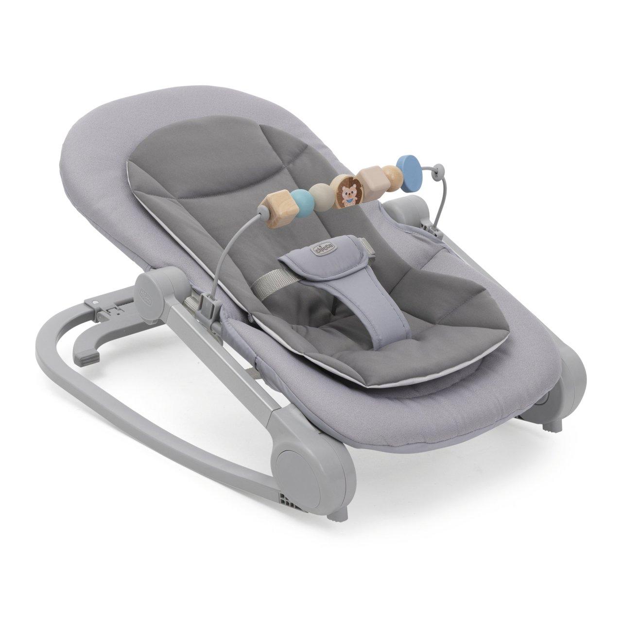 Sdraietta Chicco Magia beige, ideale dalla nascita come dondolo con riduttore neonato, trasformabile in prima sedia, con barra gioco in legno naturale. | Chicco