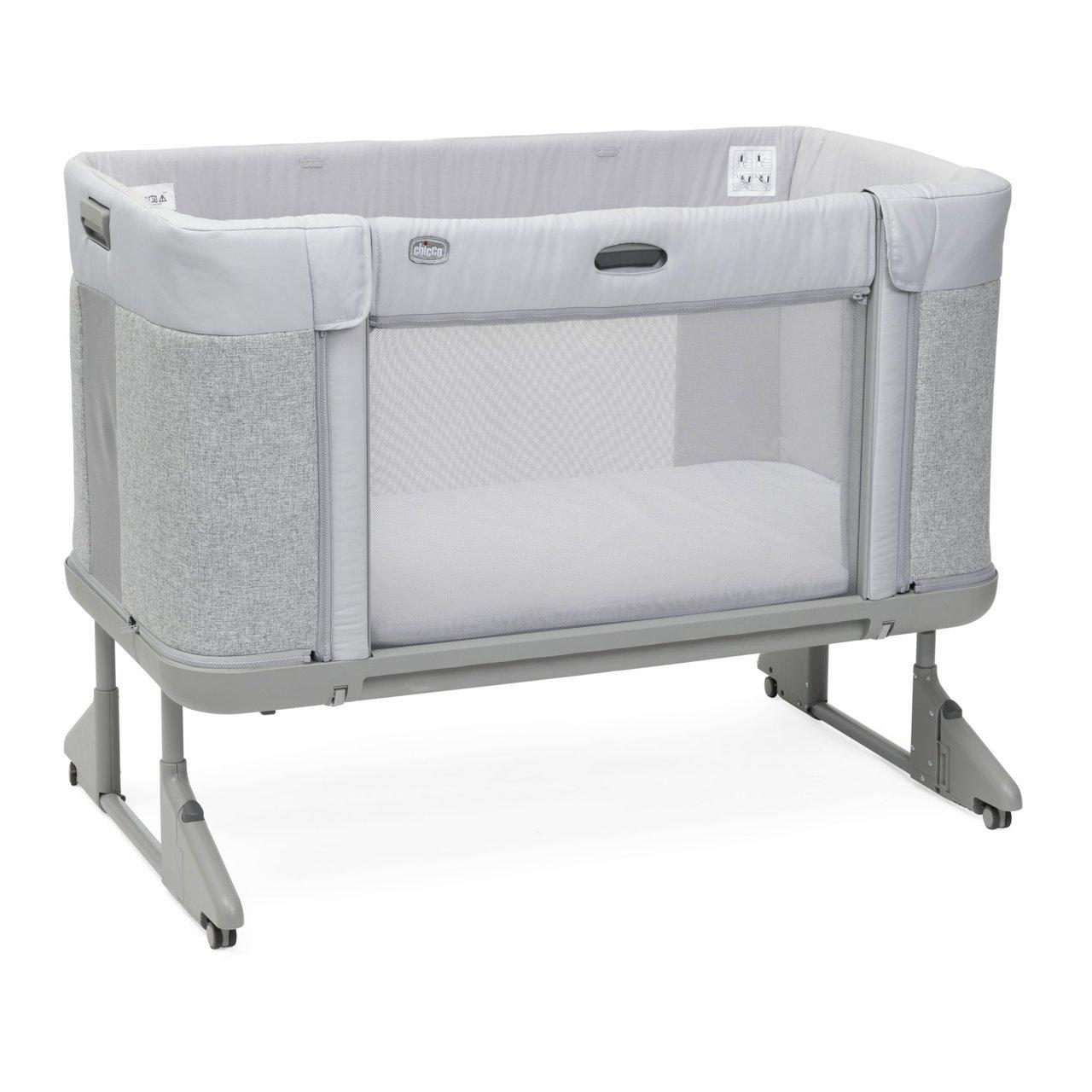 Chicco Next2Me Forever lettino cosleeping grigio unisex, versatile da 0 a 4 anni, con materasso sagomato e sistema di sicurezza brevettato per aggancio al letto dei genitori. | Chicco