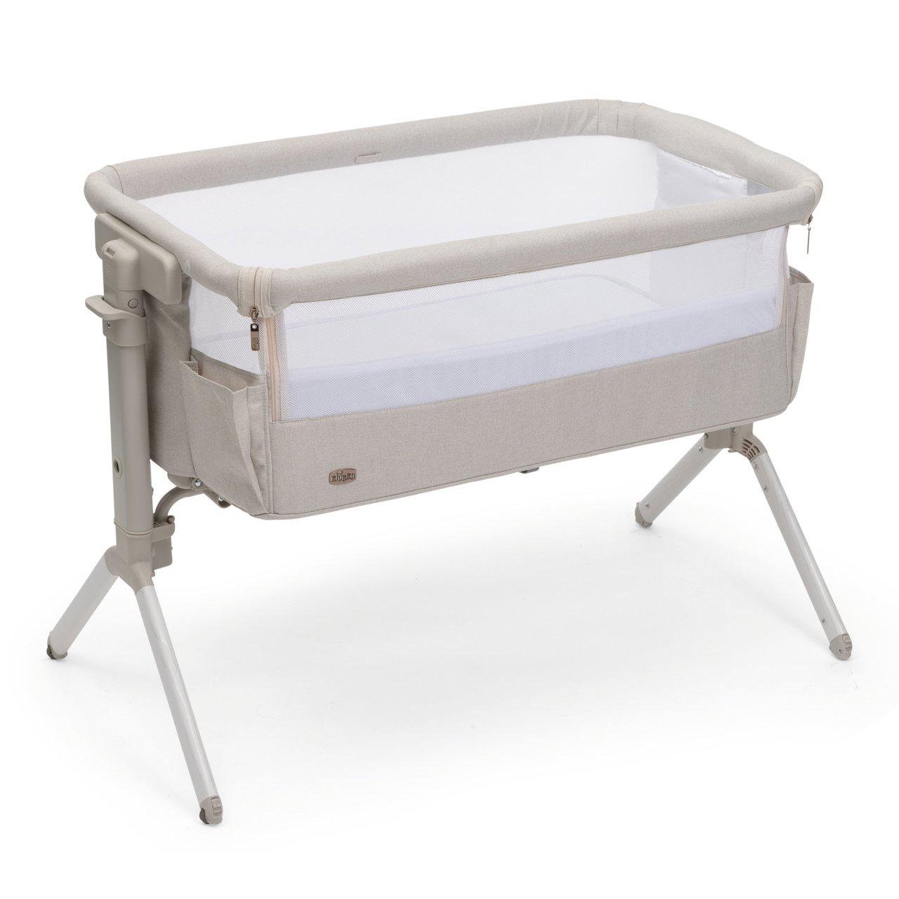 Culla Chicco Next2Me Armonia marrone, elegante e funzionale, con 11 livelli di altezza regolabile e ruote per facilitare lo spostamento. | Chicco