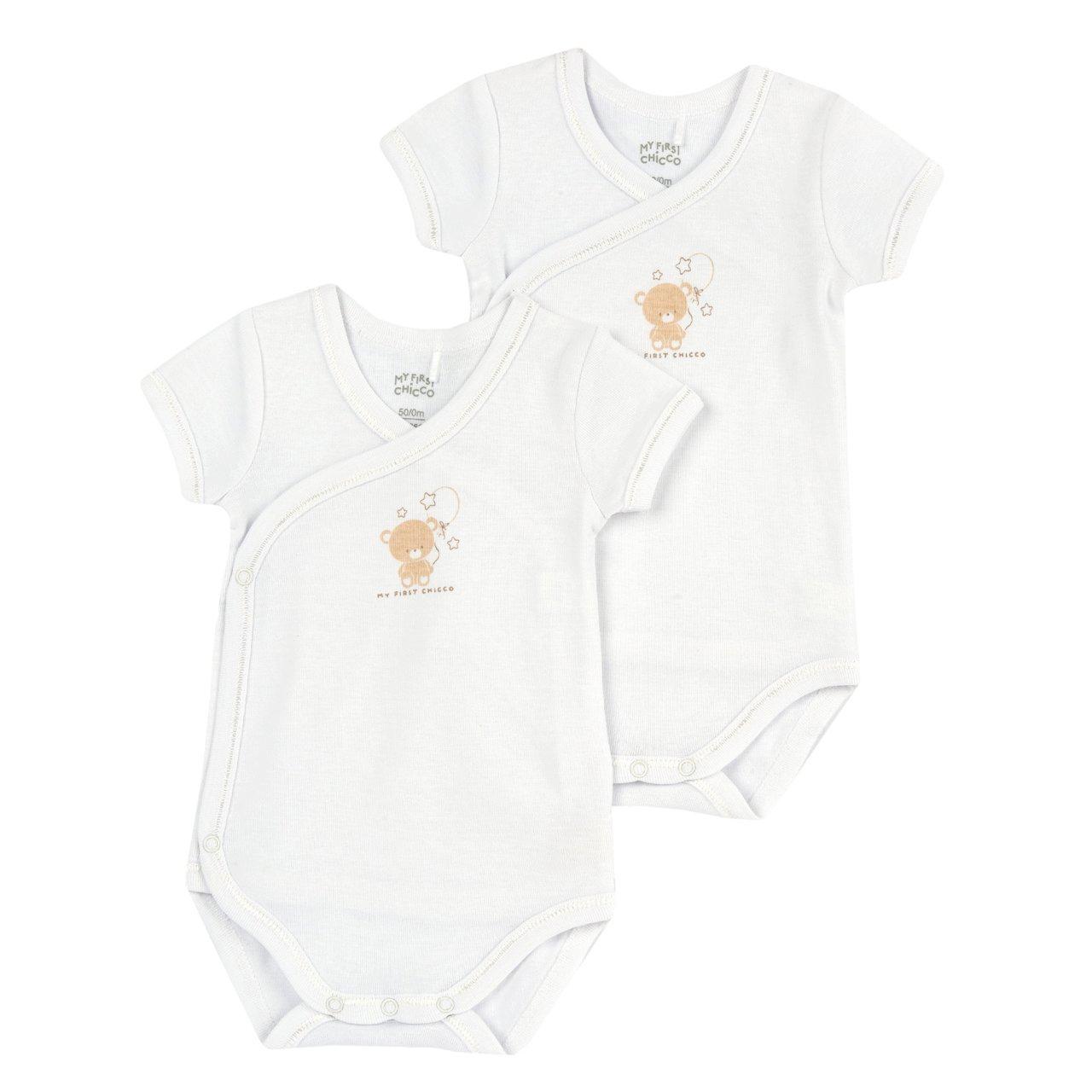 Set di due body intimo a manica corta in morbido cotone bianco certificato Oeko-Tex, unisex Chicco, con grafica stampata e pratica apertura incrociata. | Chicco