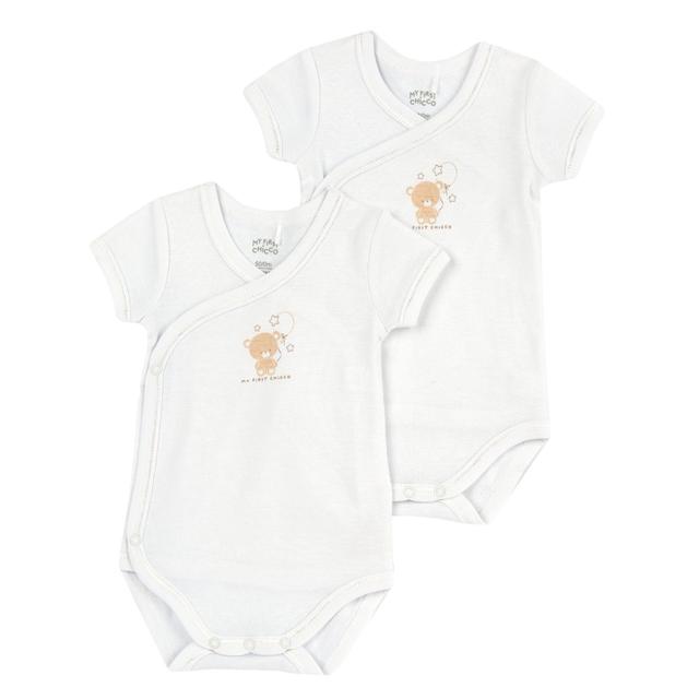 Set di due body intimo a manica corta in morbido cotone bianco certificato Oeko-Tex, unisex Chicco, con grafica stampata e pratica apertura incrociata. | Chicco