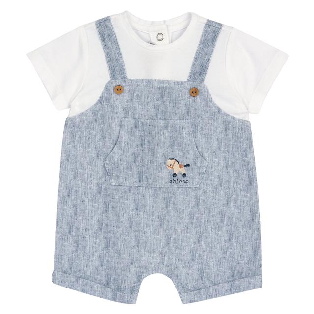 Pagliaccetto corto azzurro Chicco per maschietto in morbido jersey di cotone elasticizzato con fantasia e dettagli ricamati, effetto doppio. | Chicco