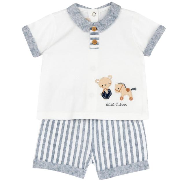 Completo azzurro in cotone elasticizzato Chicco per bambino, con maglietta a manica corta e pantaloni corti a righe, applicazioni grafiche e bottoni effetto legno. | Chicco