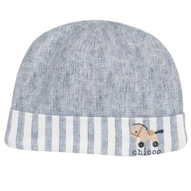 Cappello con risvolto azzurro Chicco in jersey di cotone elasticizzato, con grafica ricamata e certificazione Oeko-Tex, ideale per bambini. | Chicco