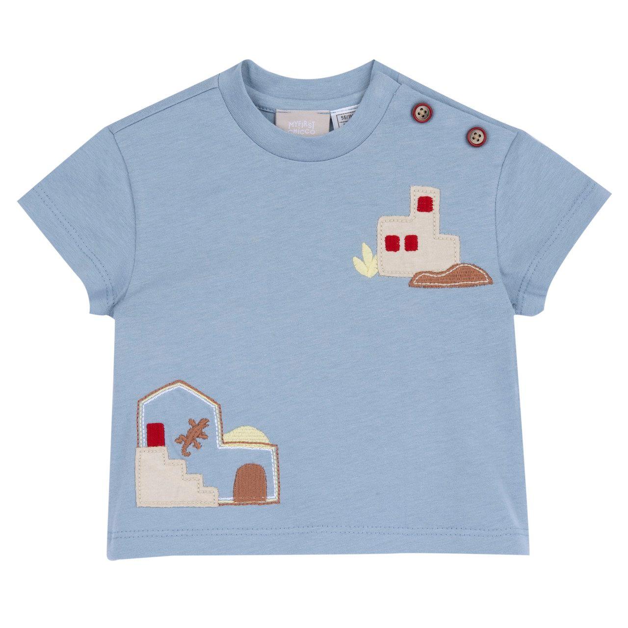 Maglietta a manica corta azzurra in morbido jersey di cotone sostenibile Chicco per bambino, con applicazioni e ricami raffinati, collo elasticizzato e bottoni automatici nascosti sulla spalla. | Chicco
