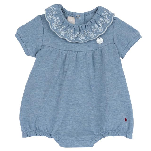 Pagliaccetto corto azzurro per bambina Chicco in morbido jersey di cotone elasticizzato, con elegante collo a corolla ricamato e medaglietta effetto madreperla. | Chicco