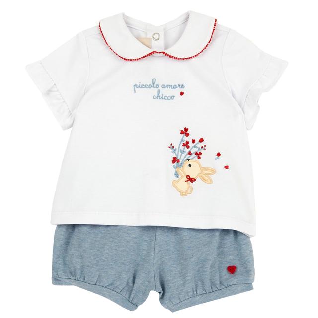 Completo Chicco azzurro in jersey di cotone elasticizzato per bambina, con maglietta a manica corta e pantaloni corti, applicazioni grafiche e nastro decorativo al collo. | Chicco