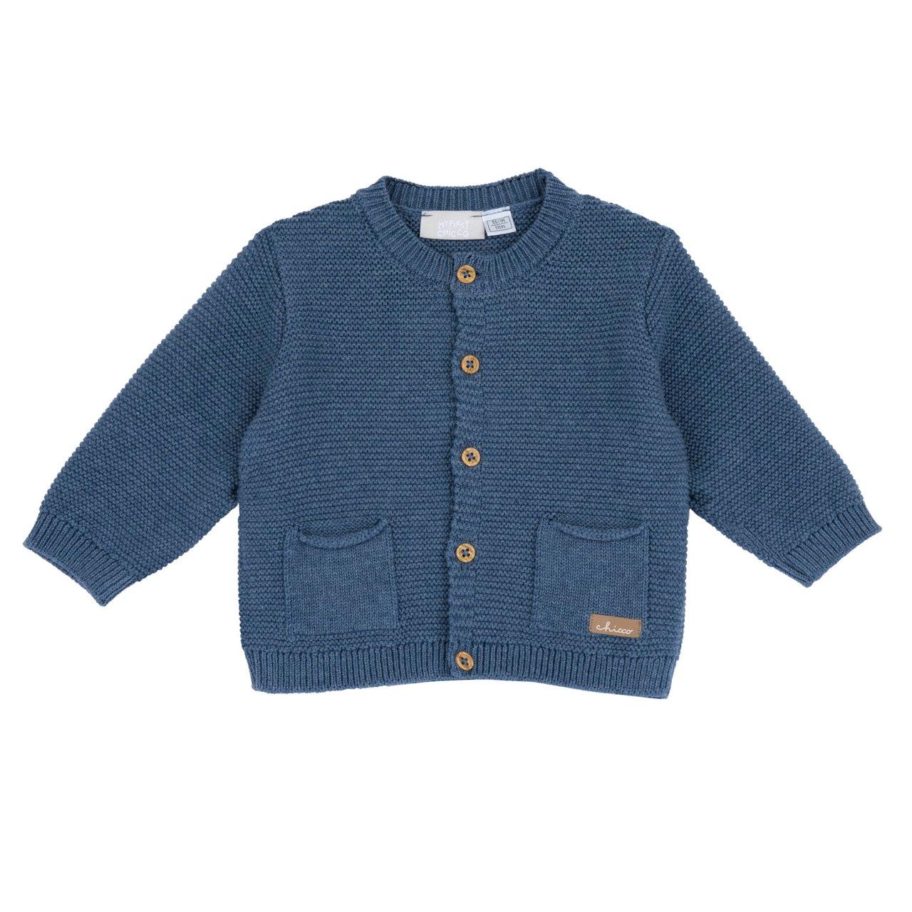Cardigan girocollo azzurro in maglia di cotone Chicco per bambino, con bottoni effetto legno e certificazione Oeko-Tex. | Chicco