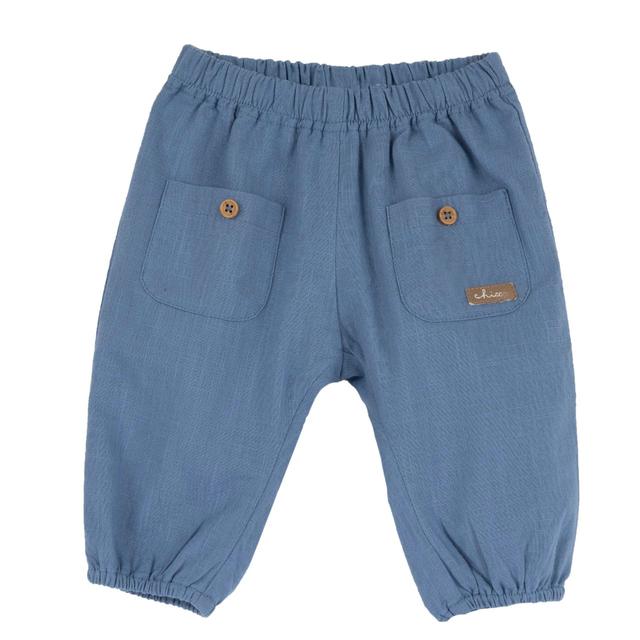 Pantaloni lunghi azzurri in cotone effetto lino per bambino Chicco con tasche applicate e bottoni effetto legno, ideali per primavera/estate. | Chicco