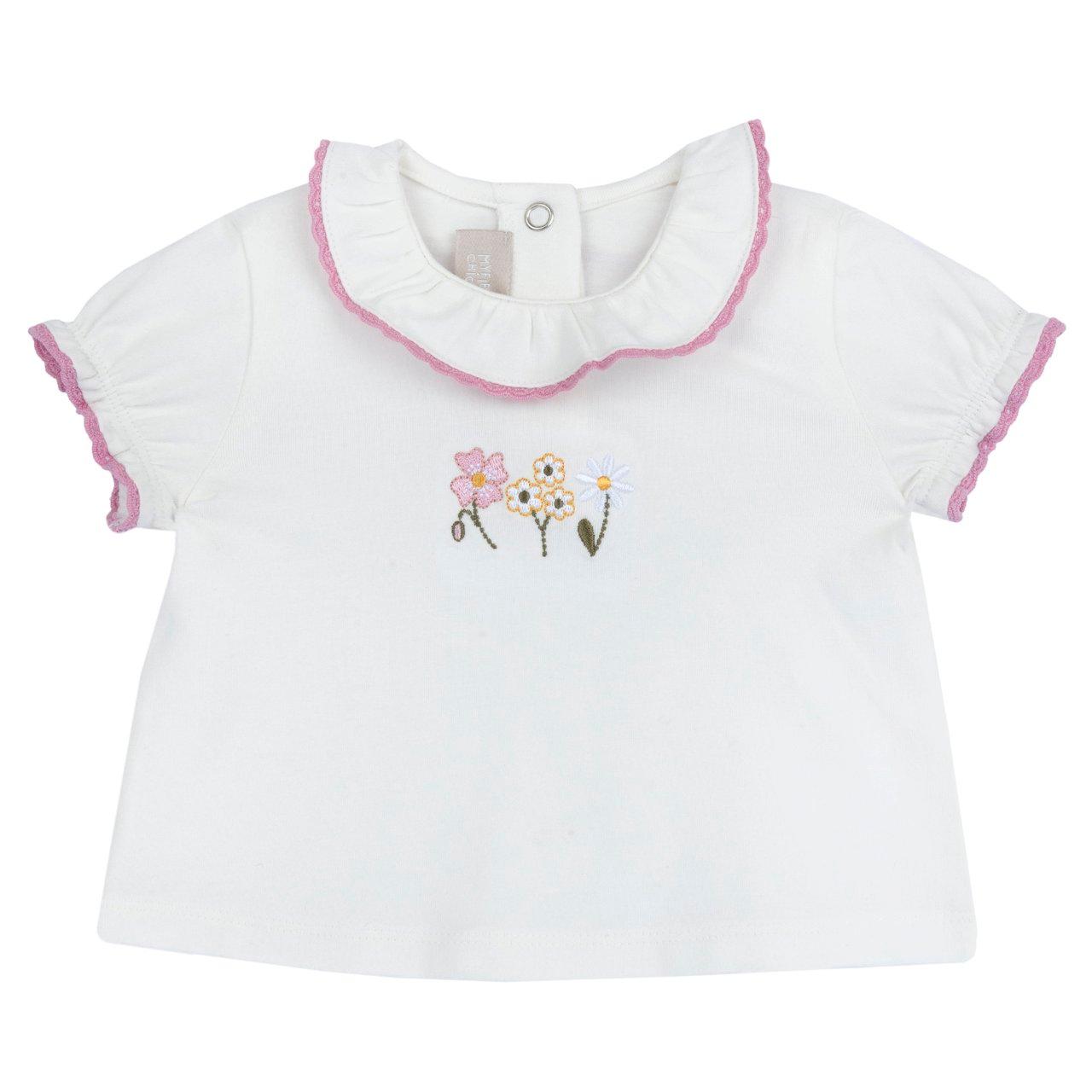 Maglietta a manica corta bianca per bambina Chicco con collo a corolla, dettagli Sangallo e grafica ricamata, realizzata in morbido jersey elasticizzato di cotone sostenibile. | Chicco