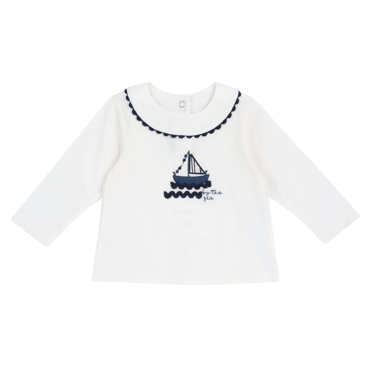 Maglietta a maniche lunghe bianca in morbido jersey elasticizzato per bambina Chicco con ricamo barchetta e dettagli in gros grain, chiusura con bottoncini automatici sul retro. | Chicco