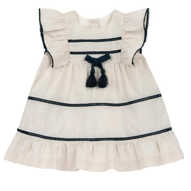 Vestito bianco girocollo manica ad aletta in cotone effetto lino per bambina, con nastro decorativo, fiocco e nappine, chiusura posteriore con bottoncini effetto legno. | Chicco