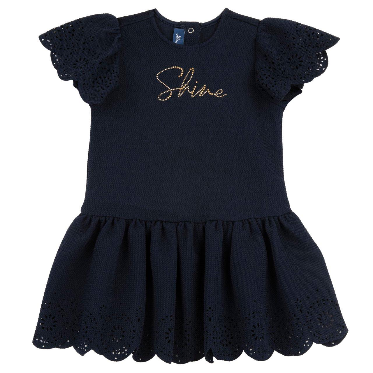 Vestito Chicco blu a manica corta per bambina in piquet operato, con smerlo e ricamo Sangallo su maniche e orlo, e scritta grafica con borchiette. | Chicco