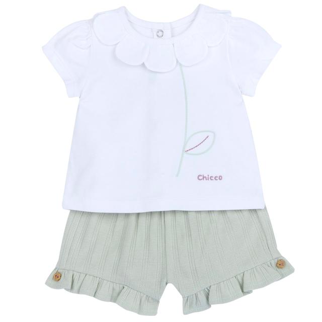 Completo Chicco verde per bambina con maglietta a manica corta e pantaloni corti in cotone elasticizzato, dettagli a petali e bottoni fiore. | Chicco