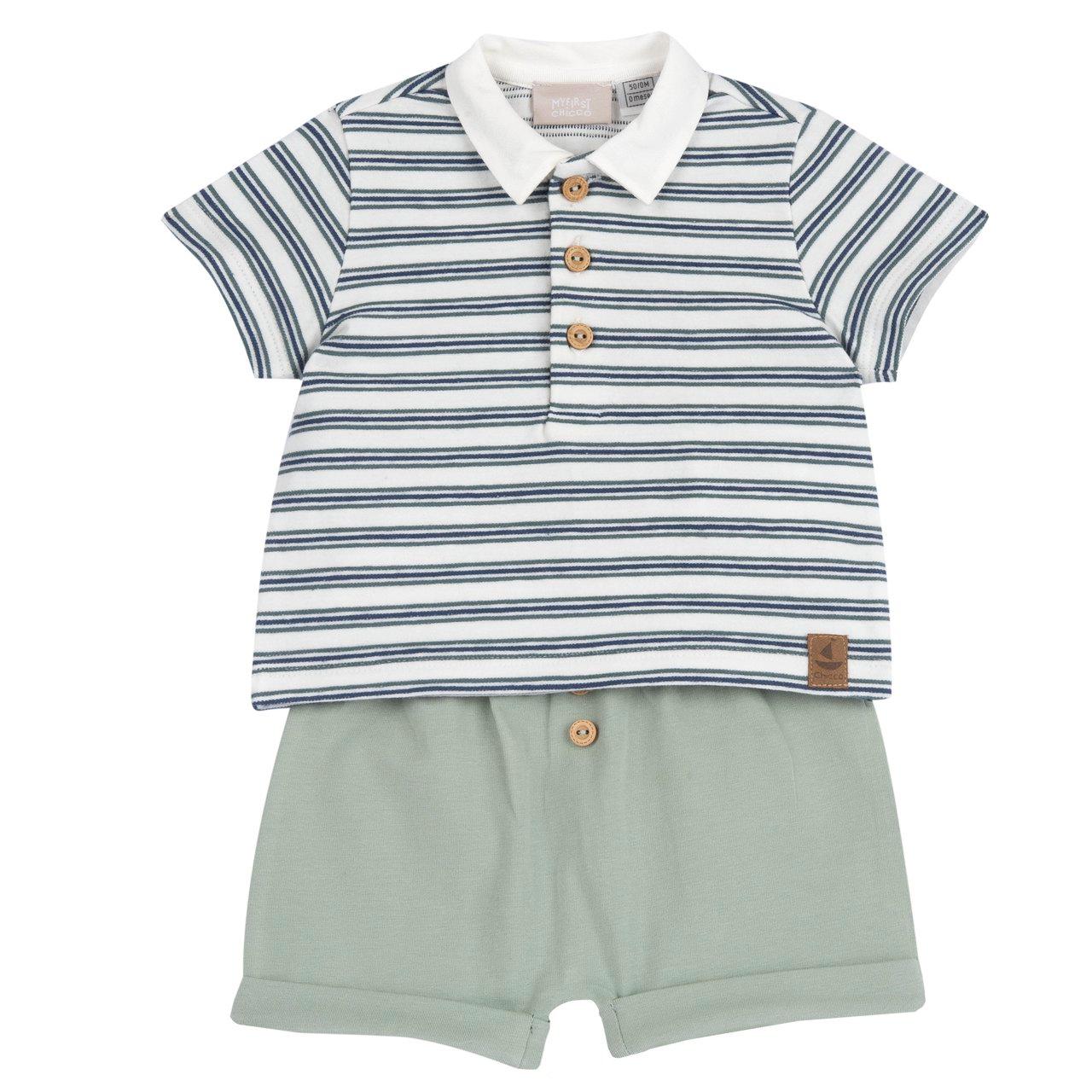Completo Chicco verde per bambino con maglietta a righe in cotone tinto filo e pantaloni corti elasticizzati, ideale per primavera/estate. | Chicco