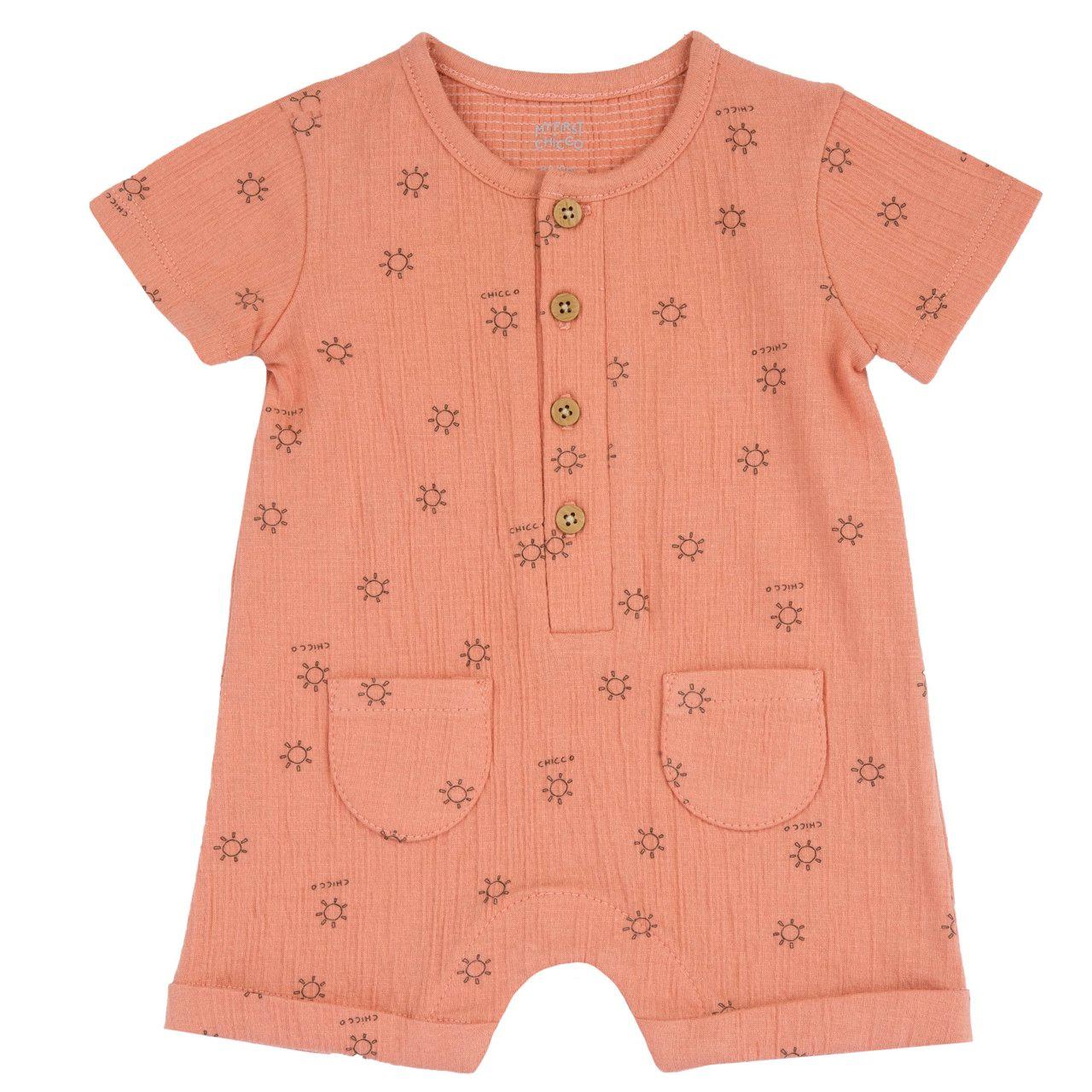 Pagliaccetto corto unisex Chicco in cotone arancione effetto goffrato, con bottoni effetto legno e taschine applicate, ideale per primavera ed estate. | Chicco