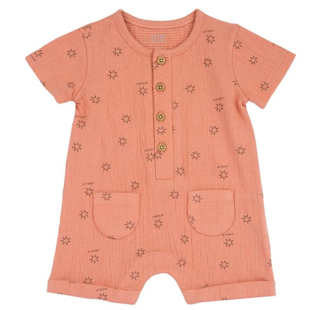 Pagliaccetto corto unisex Chicco in cotone arancione effetto goffrato, con bottoni effetto legno e taschine applicate, ideale per primavera ed estate. | Chicco