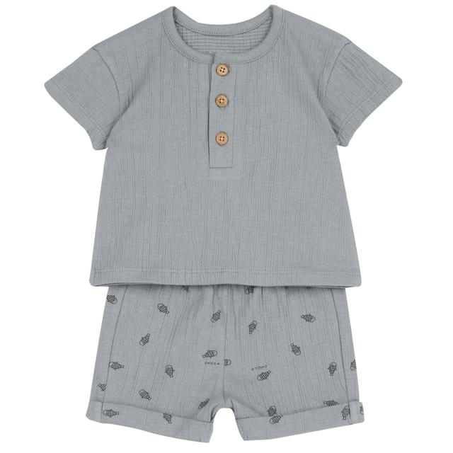 Completo Chicco verde in cotone goffrato per bambino, maglietta maniche corte con bottoni effetto legno e pantaloni corti con stampa fantasia. | Chicco
