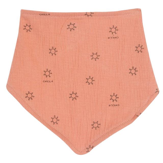 Bavaglino triangolare Chicco in jersey di cotone arancione effetto goffrato, con retro in spugna e chiusura a bottoni automatici, ideale per la primavera/estate. | Chicco