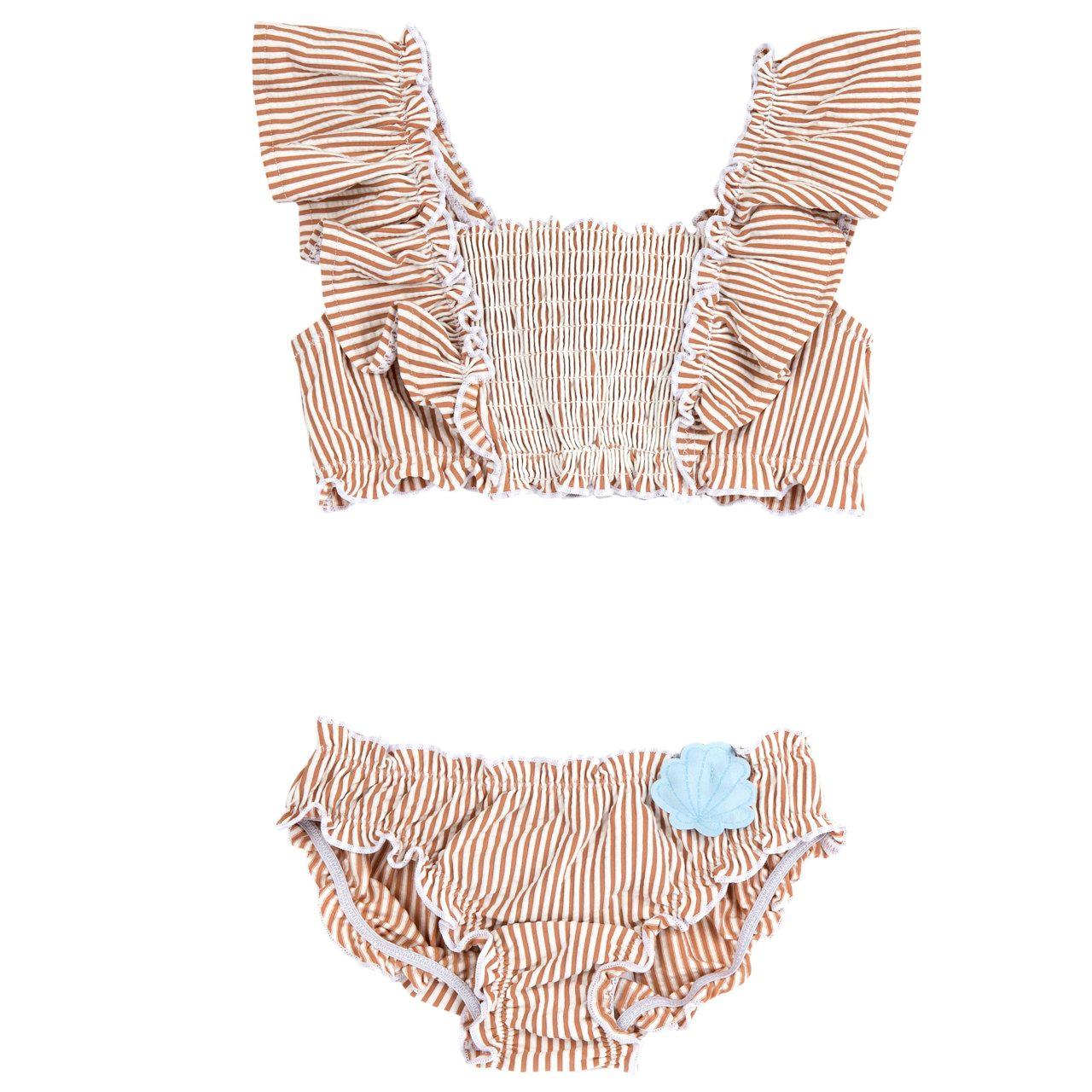 Costume due pezzi bambina Chicco beige rigato in tessuto tecnico riciclato, con corpino smock e rouches, slip con applicazione conchiglia. | Chicco