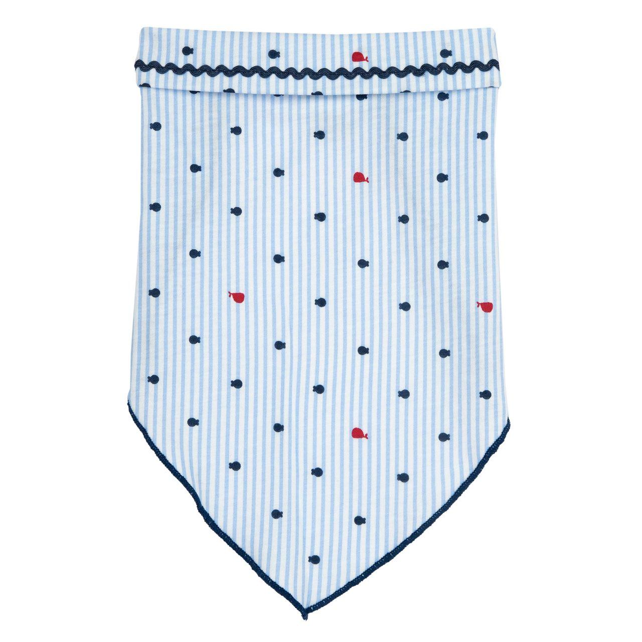 Bandana in jersey di cotone sostenibile per bambina con fantasia di pesciolini su sfondo azzurro, parte della collezione Chicco primavera/estate. | Chicco