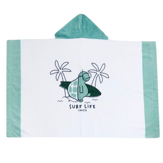 Telo mare in spugna azzurro con cappuccio per bambini, presenta una macro stampa di tartaruga con surf e bordi a contrasto, misura 115x75 cm. | Chicco