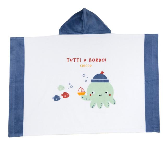Telo mare in spugna azzurro con cappuccio per bambini, presenta una macro stampa di tartaruga con surf e bordi a contrasto, misura 115x75 cm. | Chicco