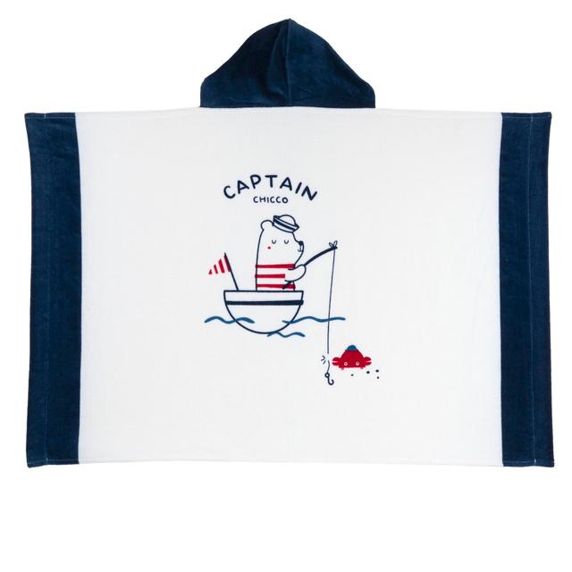 Telo mare in spugna azzurro con cappuccio per bambini, presenta una macro stampa di tartaruga con surf e bordi a contrasto, misura 115x75 cm. | Chicco