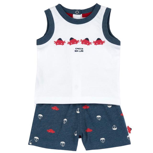 Completo mare Chicco per bambino in jersey di cotone blu, con canotta a stampa frontale in rilievo e pantaloncini corti a fantasia con vita elasticata e coulisse. | Chicco