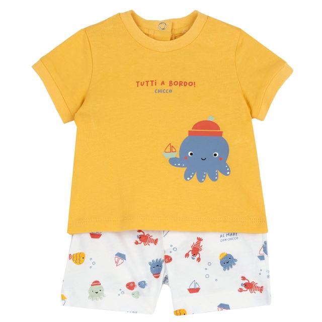 Completo mare Chicco per bambino in cotone sostenibile: maglietta bianca con stampa frontale in rilievo e pantaloncini fantasia con coulisse. | Chicco