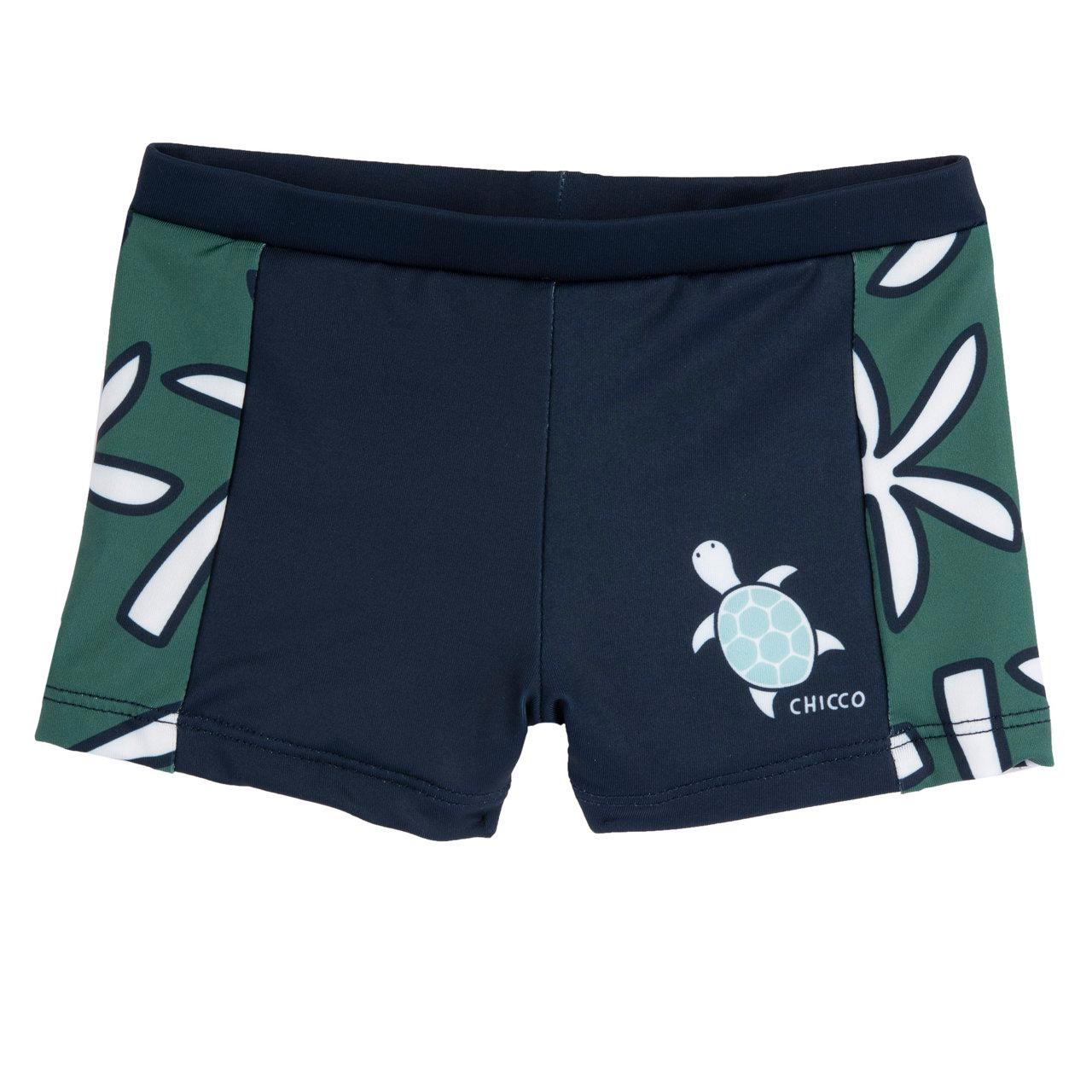 Costume parigamba blu per bambino Chicco con stampa tartaruga sul davanti e fantasia di palme, realizzato in tessuto tecnico riciclato per la primavera/estate. | Chicco