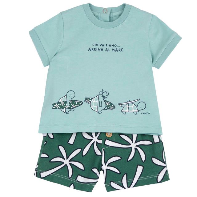 Completo estivo Chicco per bambino in cotone sostenibile, maglietta verde con stampa frontale in rilievo e pantaloni corti fantasia con vita elasticizzata. | Chicco