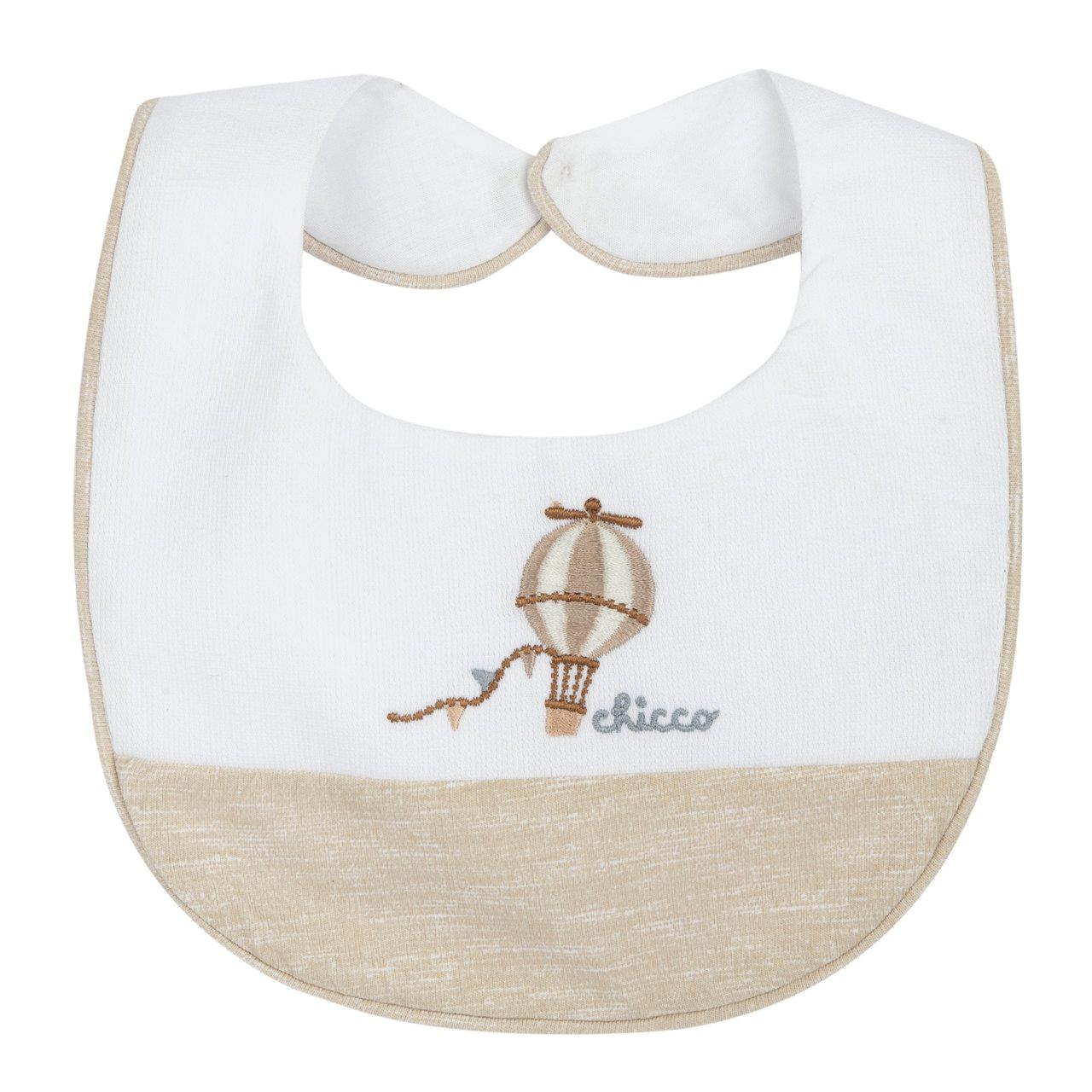 Bavaglino Chicco in piquet bianco con ricamo raffinato, ideale per neonati, realizzato in cotone sostenibile Oeko-Tex con chiusura a bottoncino. | Chicco