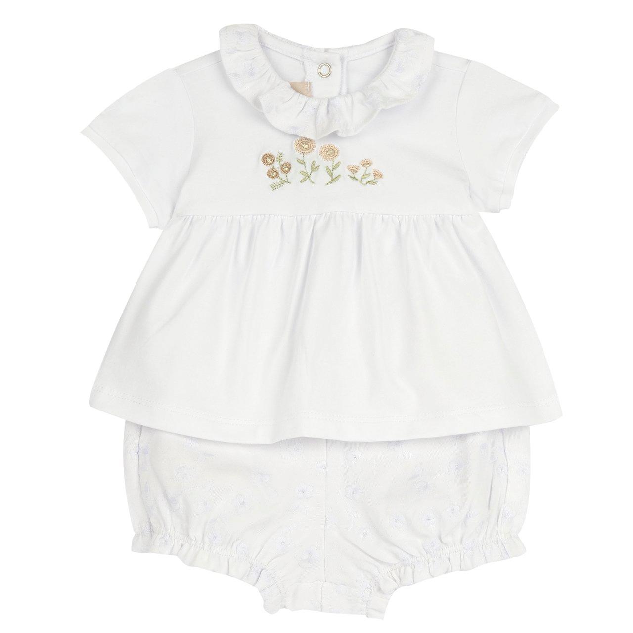 Completo estivo Chicco per bambina in morbido cotone bianco, con maglietta a manica corta e pantaloni corti ricamati effetto Sangallo e filo luminoso. | Chicco