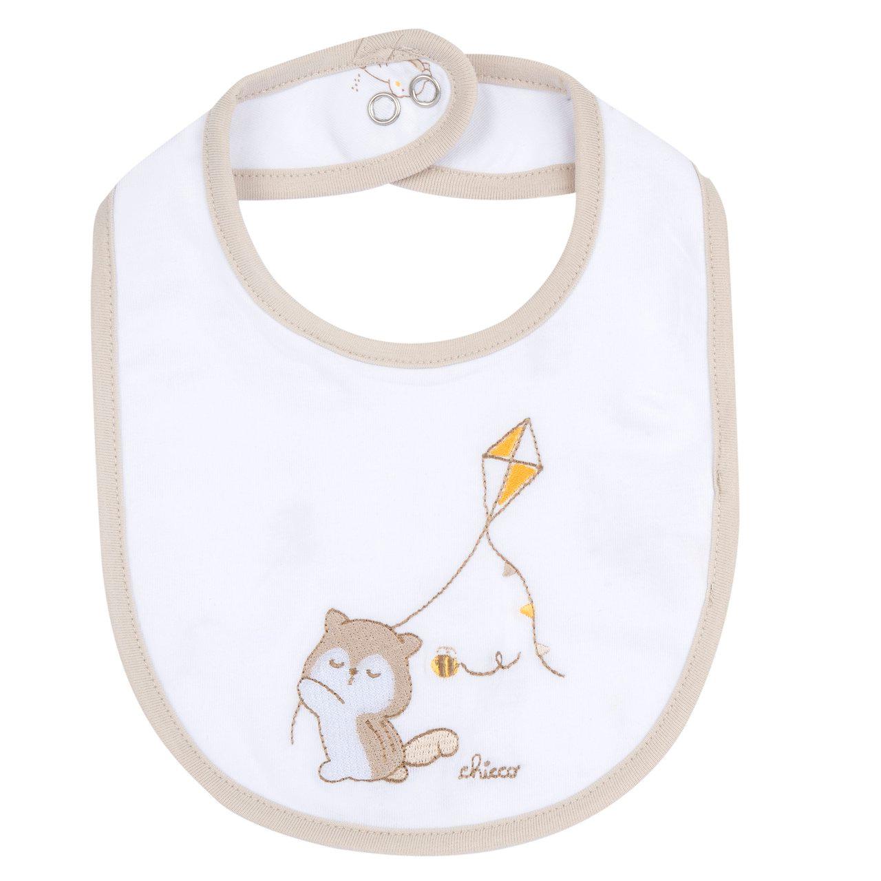 Bavaglino unisex Chicco in jersey di cotone bianco elasticizzato con ricamo e applicazioni grafiche, ideale per primavera ed estate. | Chicco